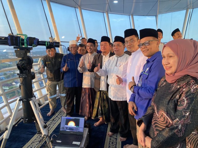 Gunakan Teropong Sendiri, Tim LDII Batam Pantau Hilal Bersama Kemenag dan BMKG