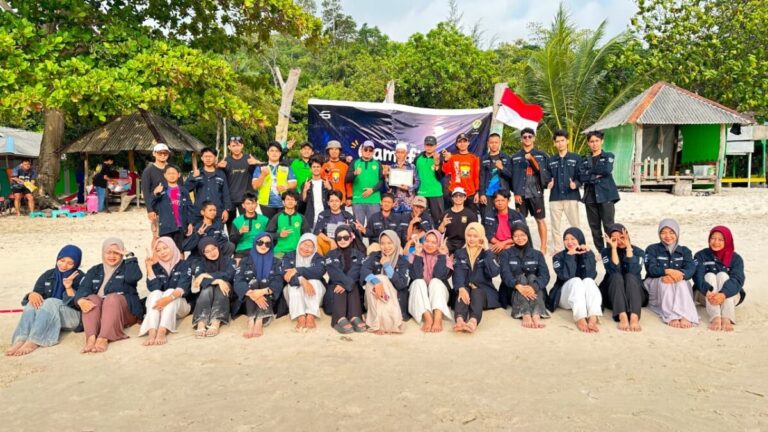 Kompak Jaga Lingkungan, 50 Remaja Masjid LDII Sei Beduk Bersihkan Pantai Tegar Bahari